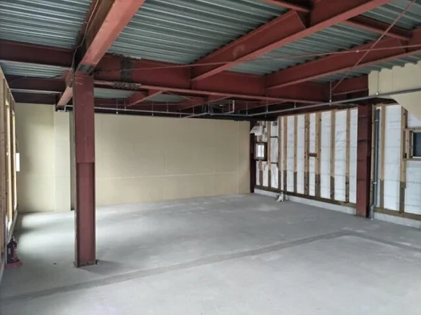 小川のスケルトン店舗物件の内装