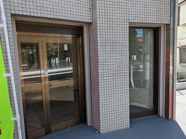戸塚のスケルトン店舗物件のエントランス