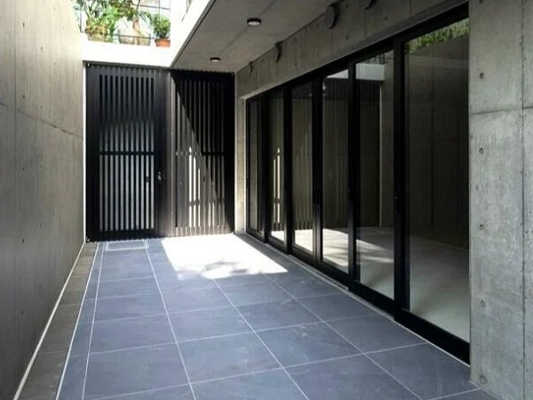 代官山のスケルトン店舗物件のエントランス