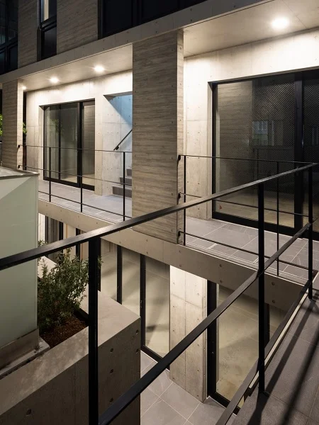 代官山のスケルトン物件のエントランス