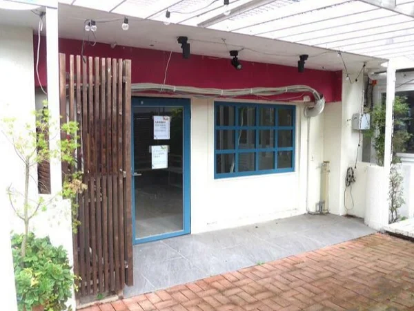 自由が丘のスケルトン店舗物件のエントランス