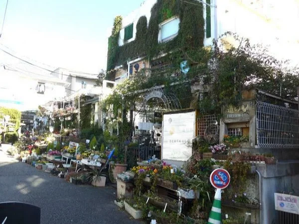 自由が丘のスケルトン店舗物件の外観