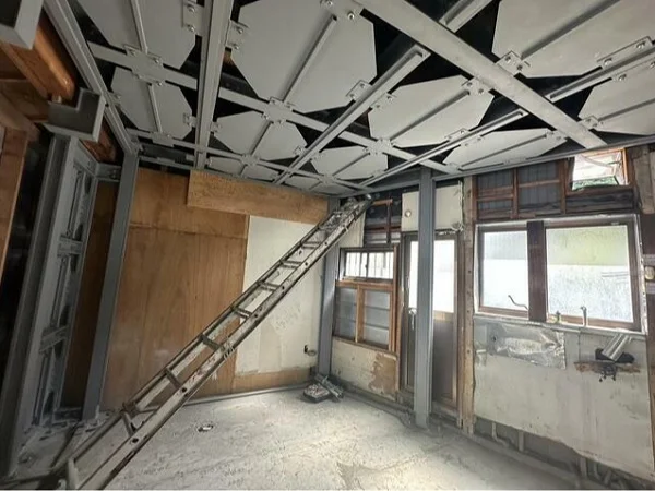 石川町のスケルトン店舗物件の内装