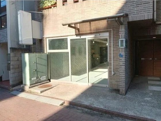 武蔵新田のスケルトン店舗物件のエントランス