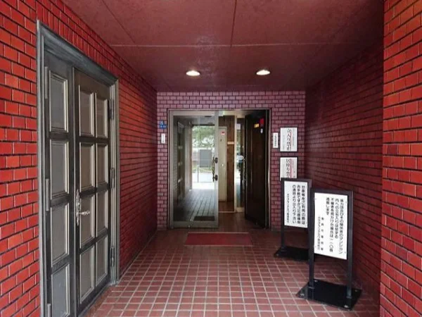 六本木のスケルトン物件のエントランス