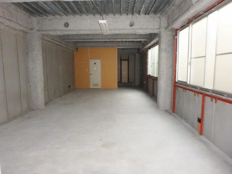 大山のスケルトン店舗物件の内装