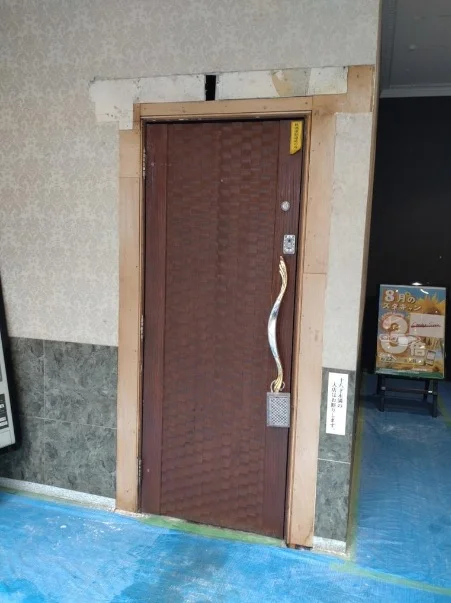 日ノ出町のスケルトン物件のエントランス