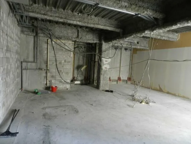 草加のスケルトン店舗物件の内装