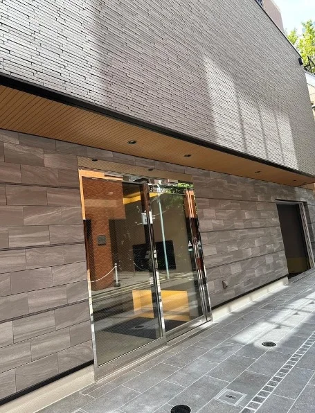 人形町のスケルトン物件のエントランス