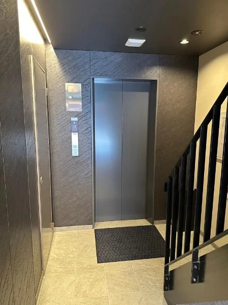 人形町のスケルトン物件のエントランス