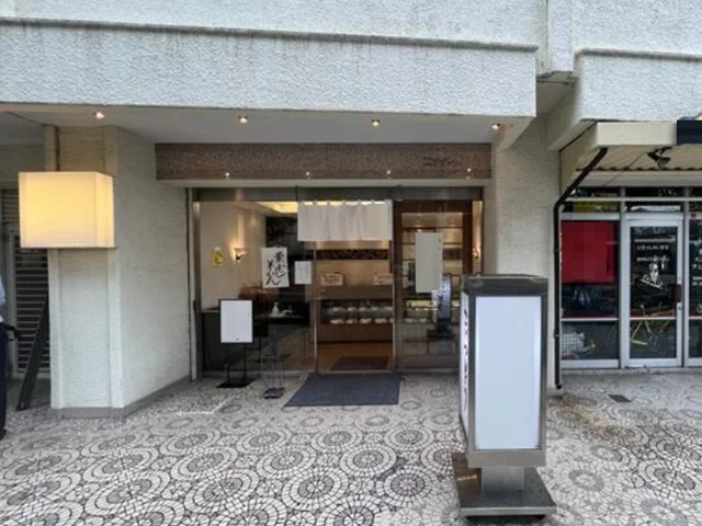 テイクアウトの居抜き物件のエントランス