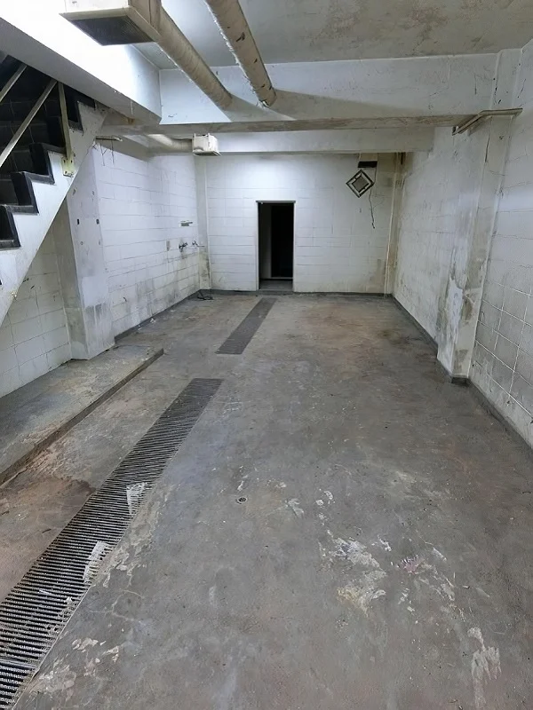 新井薬師前のスケルトン店舗物件の内装