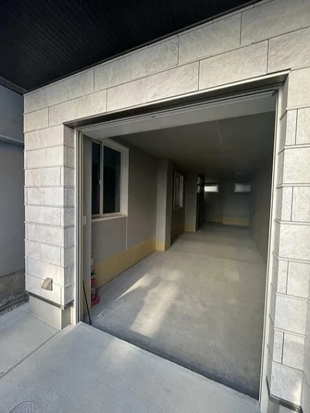 沼袋のスケルトン店舗物件のエントランス