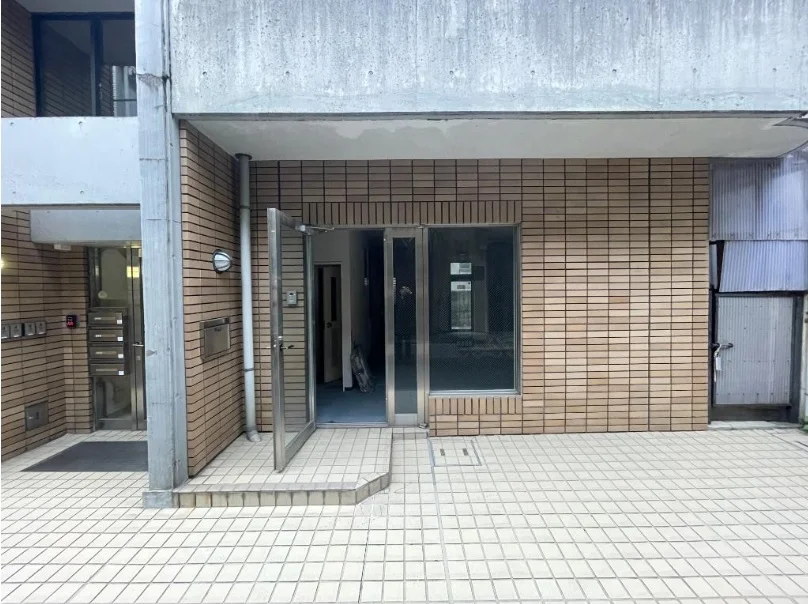 貸店舗(事務所仕様)のエントランス