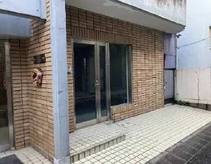 六本木の事務所仕様店舗物件のエントランス