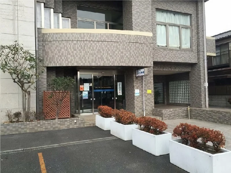 鶴ヶ島の事務所仕様物件のエントランス