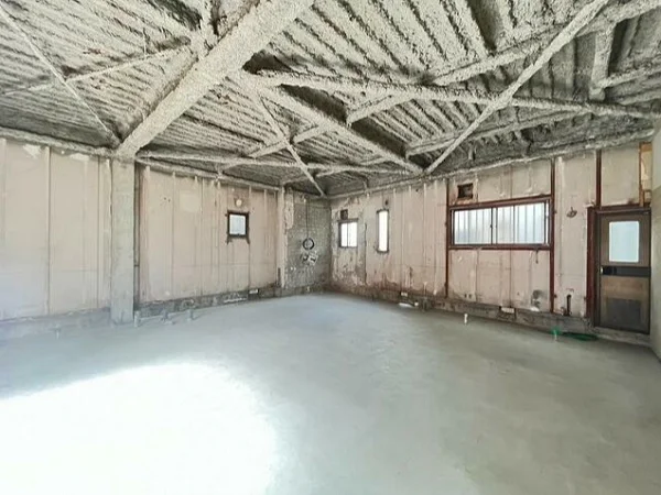 日野のスケルトン店舗物件の内装