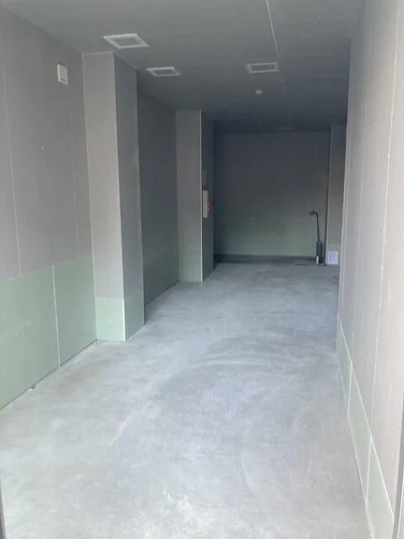 西新宿五丁目のスケルトン店舗物件の内装