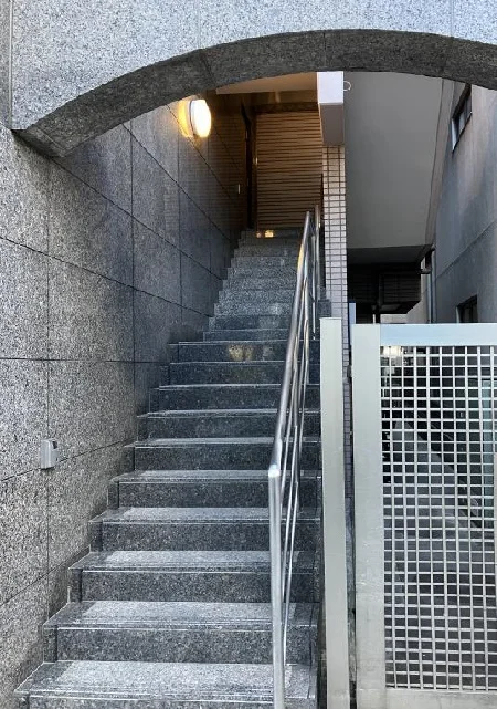 恵比寿のスケルトン物件のエントランス