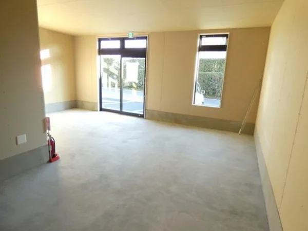 薬園台のスケルトン店舗物件の内装