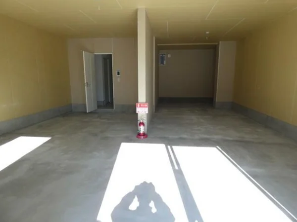 薬園台のスケルトン店舗物件の内装