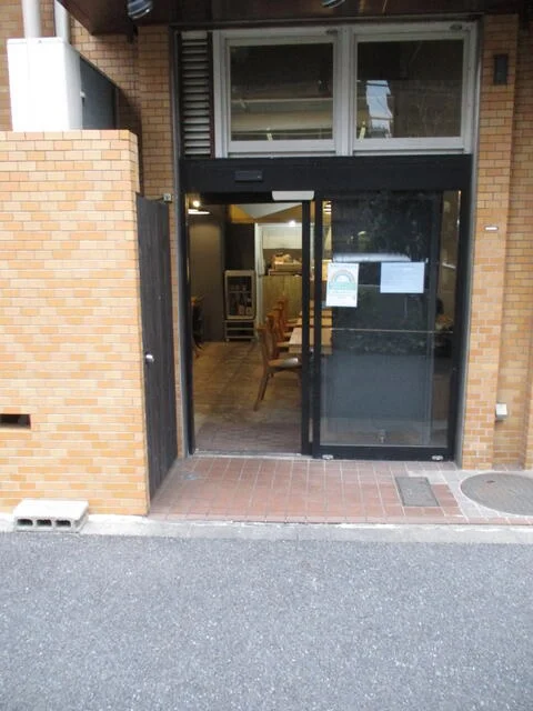 新宿御苑前のスケルトン物件のエントランス