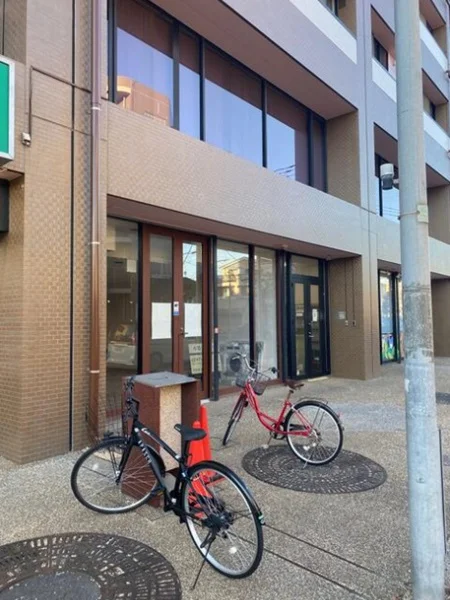 戸田公園の事務所仕様店舗物件のエントランス