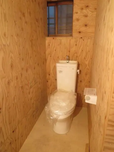 居酒屋の居抜き物件のトイレ