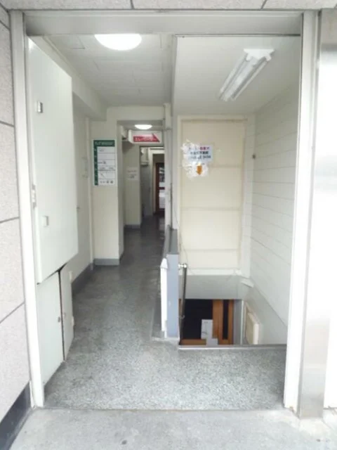 貸店舗(スケルトン)のエントランス