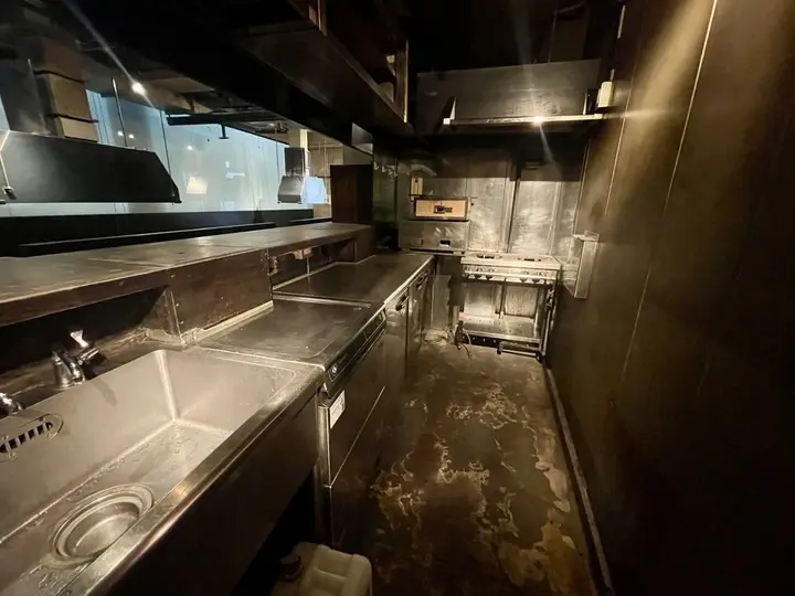 居酒屋の居抜き物件の厨房