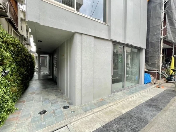 梅ヶ丘のスケルトン物件のエントランス