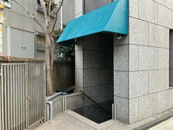 貸店舗(スケルトン)のエントランス