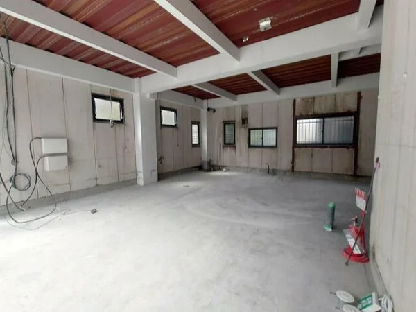 橋本のスケルトン店舗物件の内装