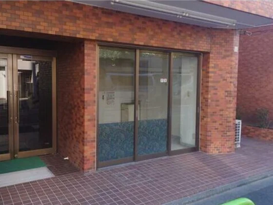 飯田橋の事務所仕様店舗物件のエントランス