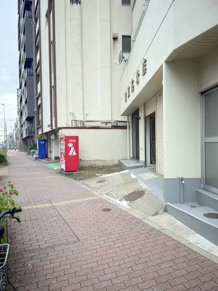 貸店舗(事務所仕様)のエントランス