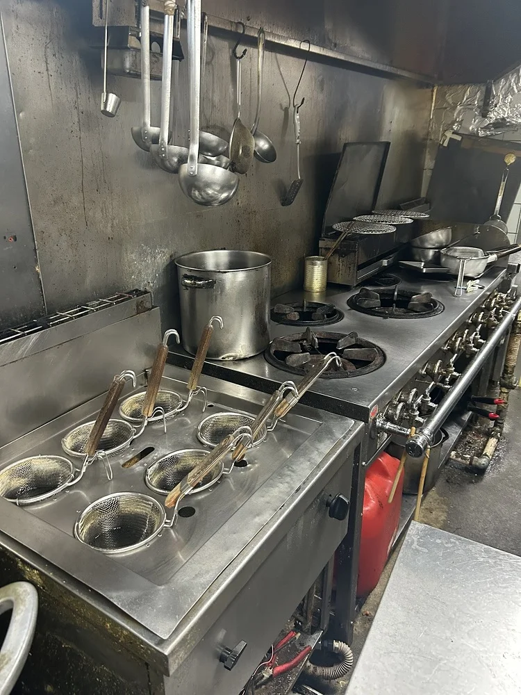 中華料理の居抜き物件の厨房