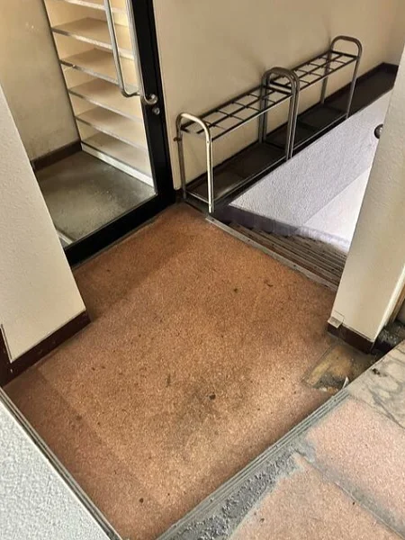 西八王子のスケルトン店舗物件のエントランス