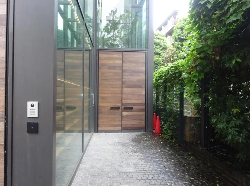 外苑前の美容室・理容室居抜きのエントランス