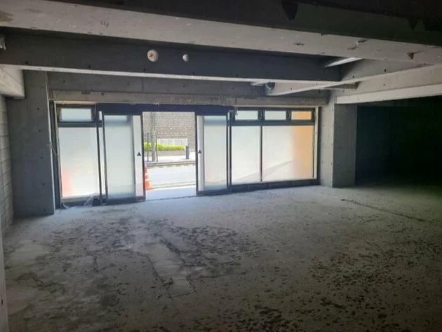 向ヶ丘遊園のスケルトン店舗物件の内装