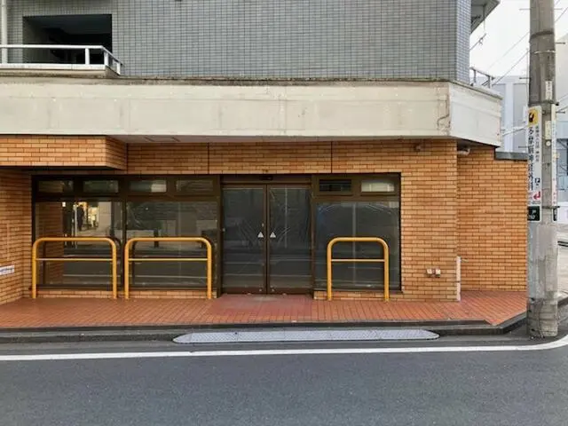 向ヶ丘遊園のスケルトン店舗物件のエントランス