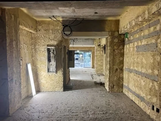 芝公園のスケルトン店舗物件の内装