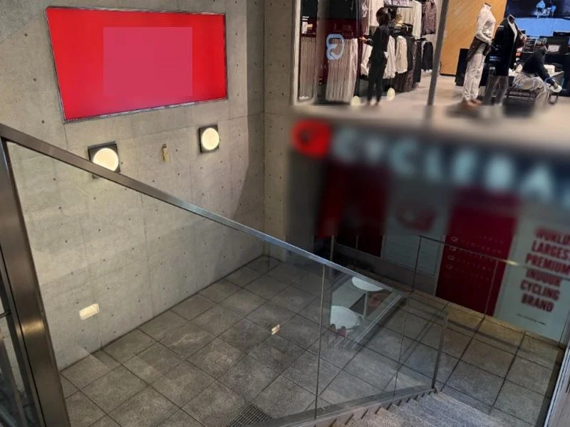 吉祥寺のスケルトン店舗物件のエントランス