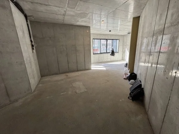 大山のスケルトン店舗物件の内装