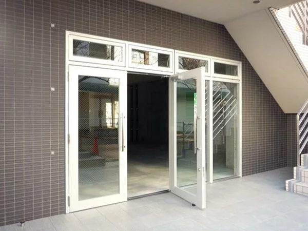 都筑ふれあいの丘のスケルトン店舗物件のエントランス