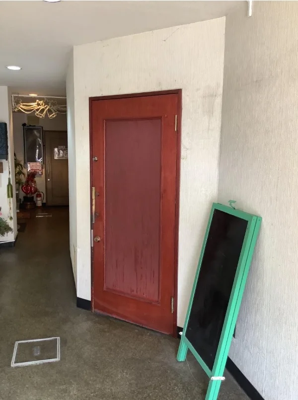 市川真間のスナック・パブ居抜きのエントランス