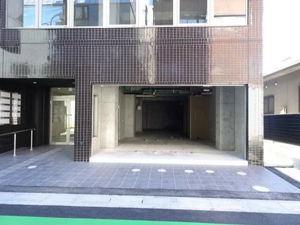 越谷のスケルトン物件のエントランス