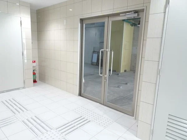 越谷のスケルトン物件のエントランス