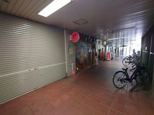 貸店舗(スケルトン)のエントランス