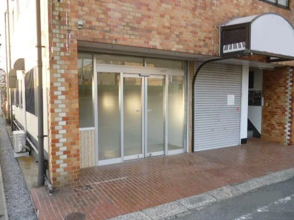 上本郷の事務所仕様店舗物件のエントランス