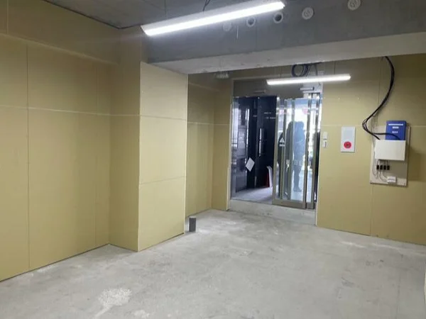 大久保のスケルトン店舗物件の内装